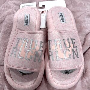 New slippers True Religion pink size 6.5 / 7.5